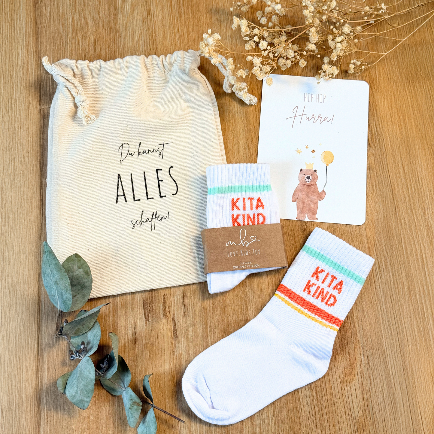 Süße Kitakind Socken | Inkl. Baumwollsäckchen & Mutmacher-Karte als Geschenkeset