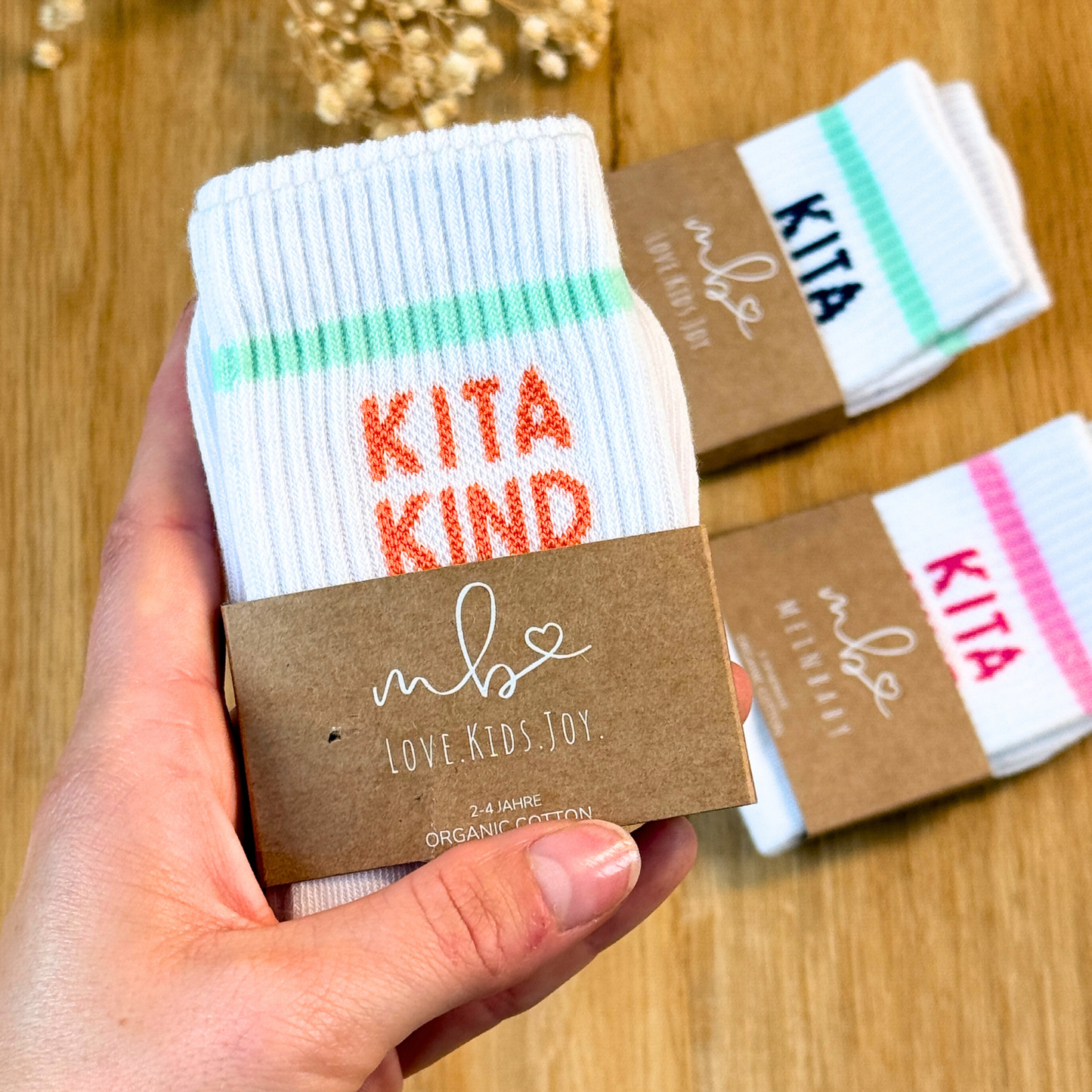 Süße Kitakind Socken | Inkl. Baumwollsäckchen & Mutmacher-Karte als Geschenkeset