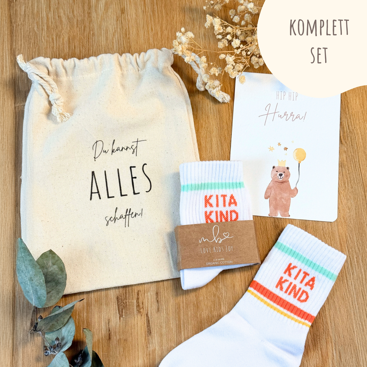Süße Kitakind Socken | Inkl. Baumwollsäckchen & Mutmacher-Karte als Geschenkeset