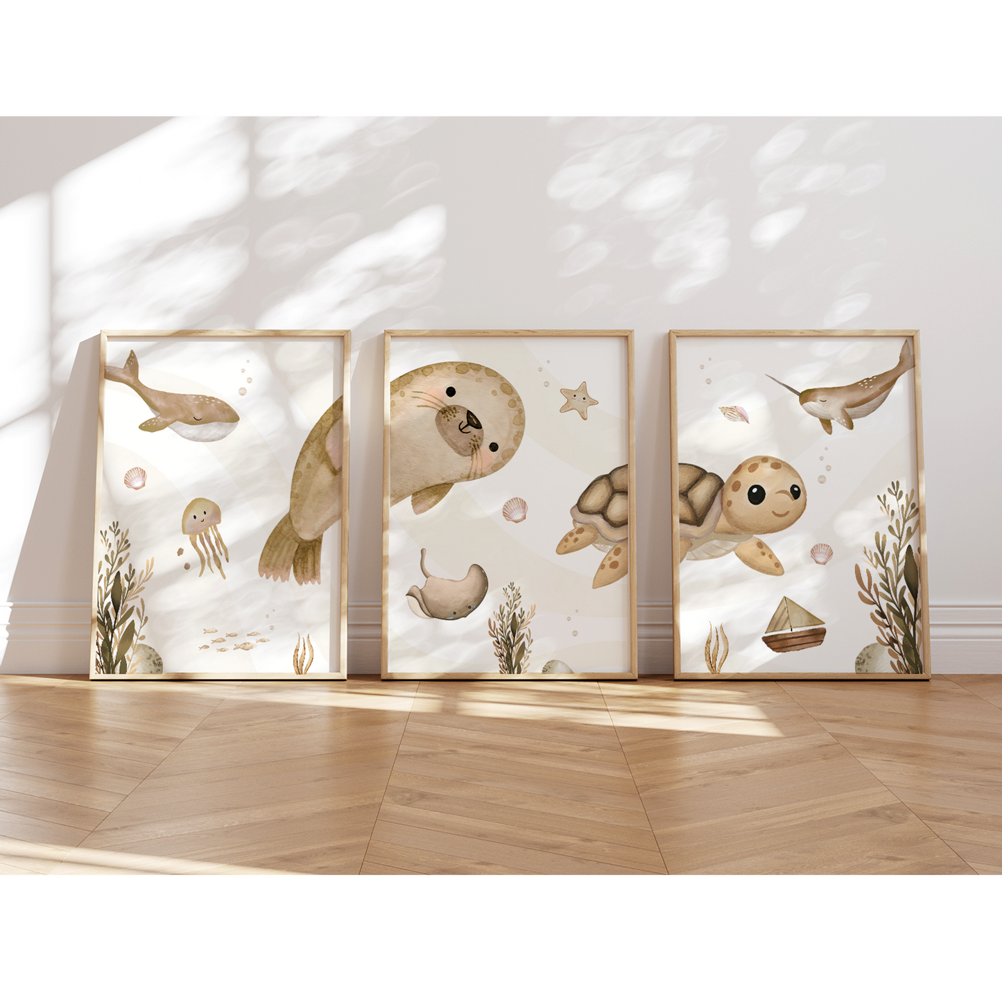 Beiges Poster Set mit niedlichen Meerestieren – Robbe, Schildkröte, Wal, Qualle und Narwal. Sanfte Farben und maritime Motive als Deko fürs Kinderzimmer.