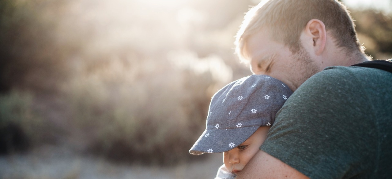 Vater kuschelt mit Sohn