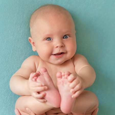 baby auf blauer Decke