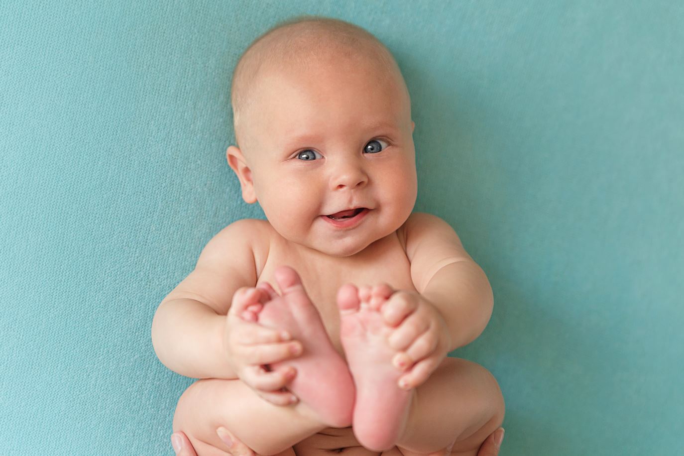 baby auf blauer Decke