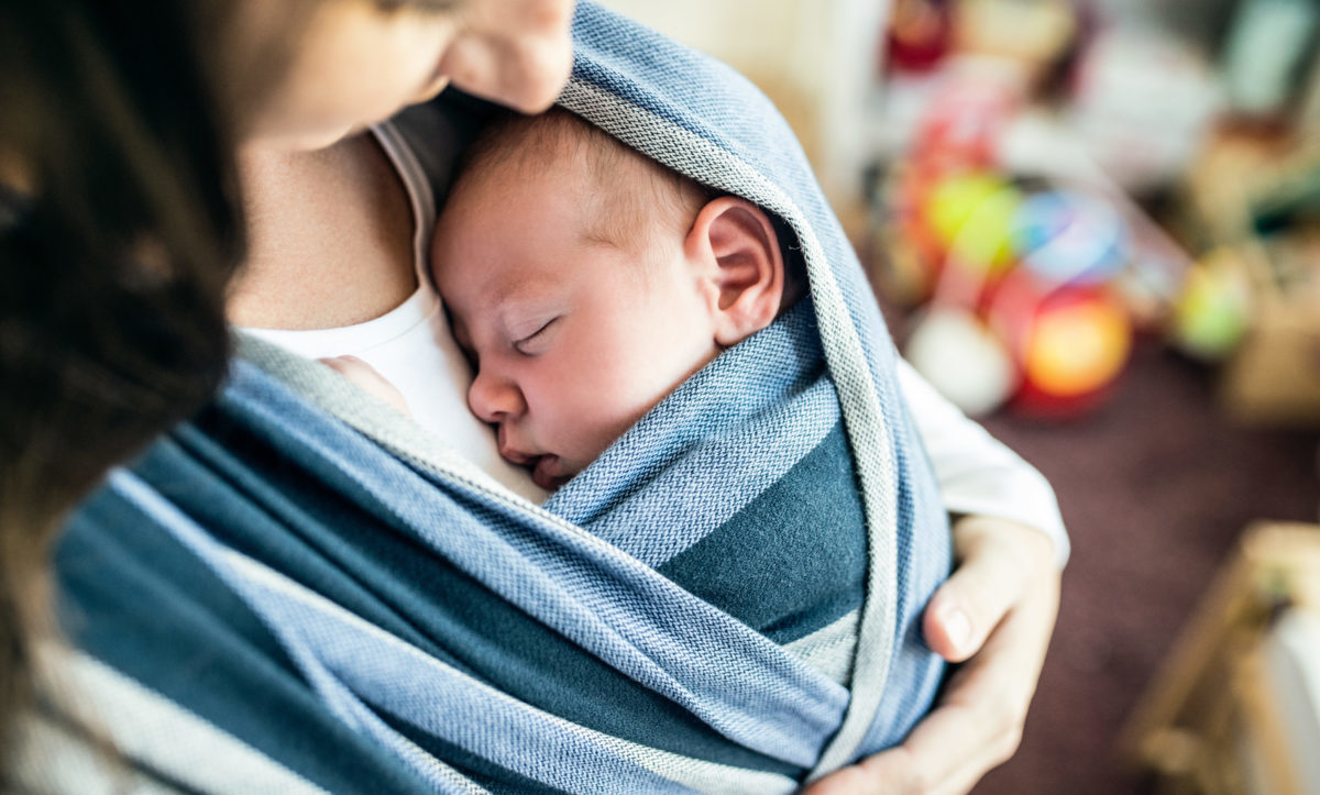 Baby schläft in Tragetuch