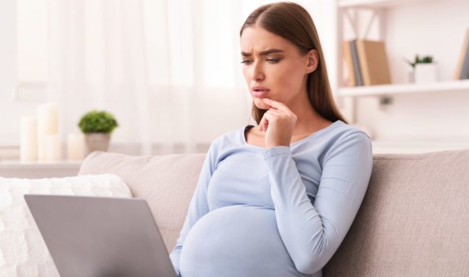 schwangere Frau vor Laptop
