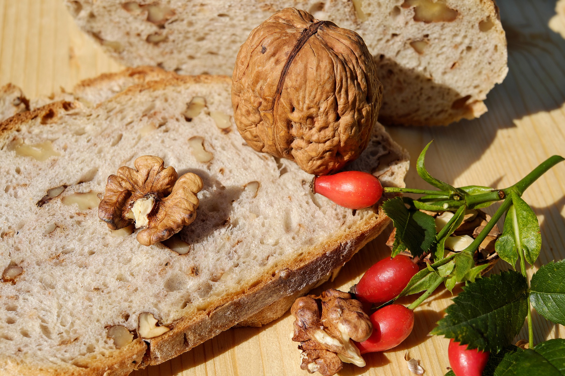 Brot mit Walnüssen und Radieschen