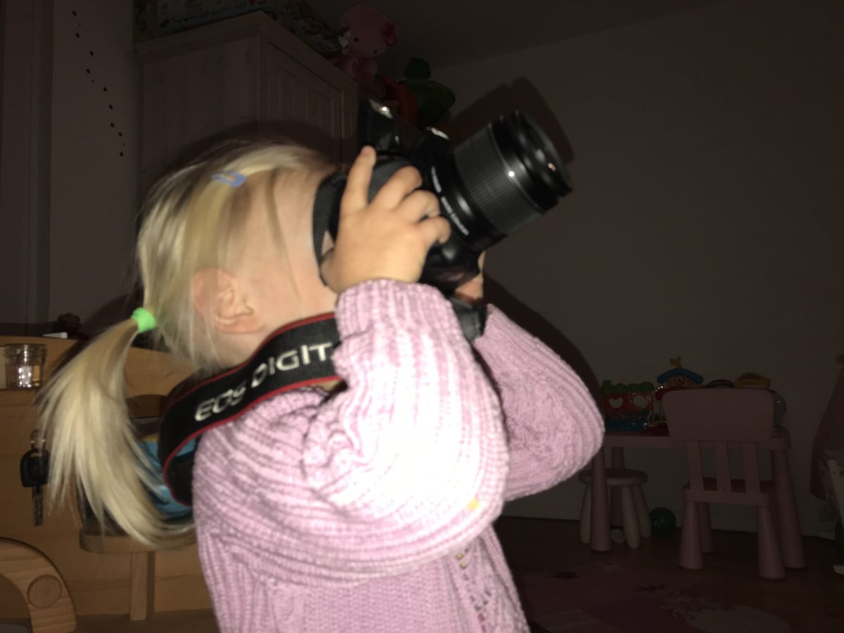 Kleines Mädchen macht Fotos