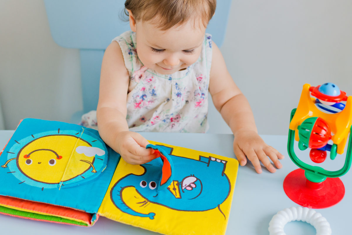 Baby mit Fühlbuch