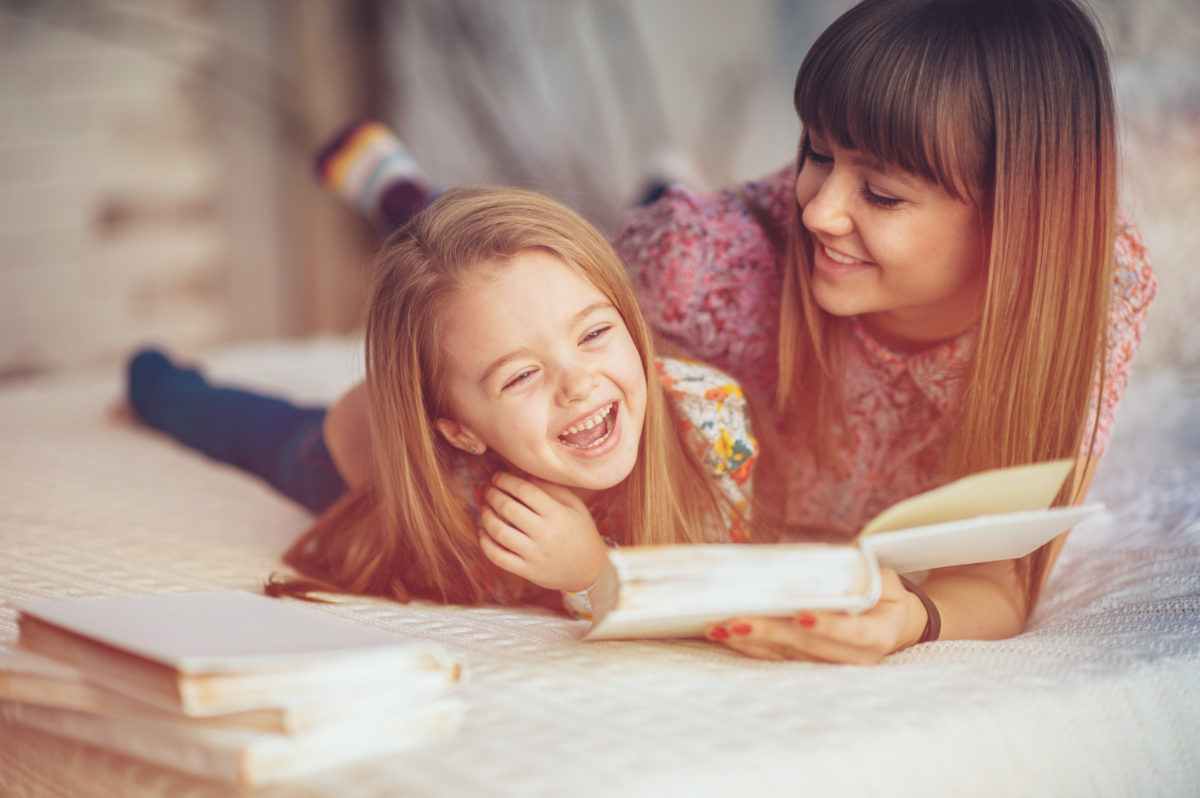 Kleines Mädchen hat Spaß am Lesen