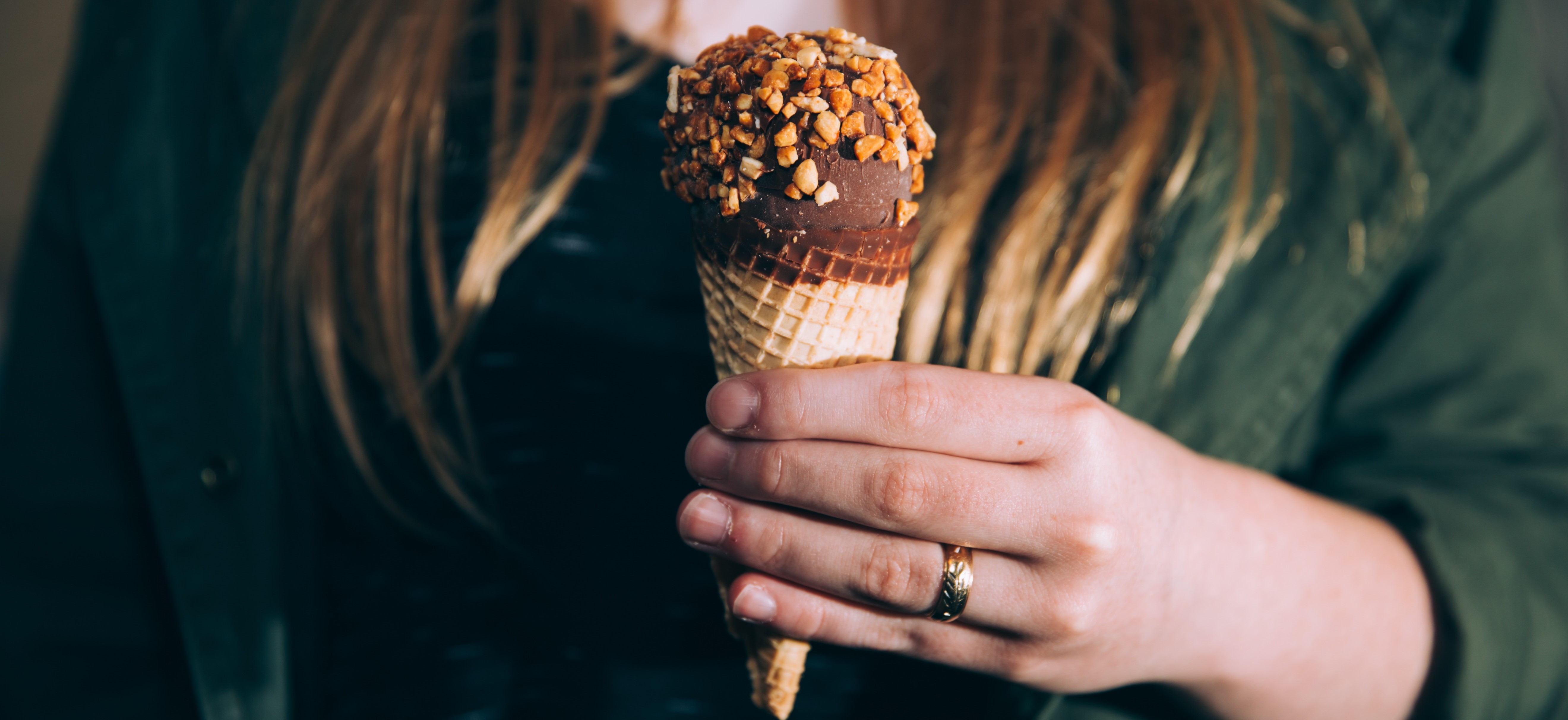 Frau hält Eis mit Schokolade