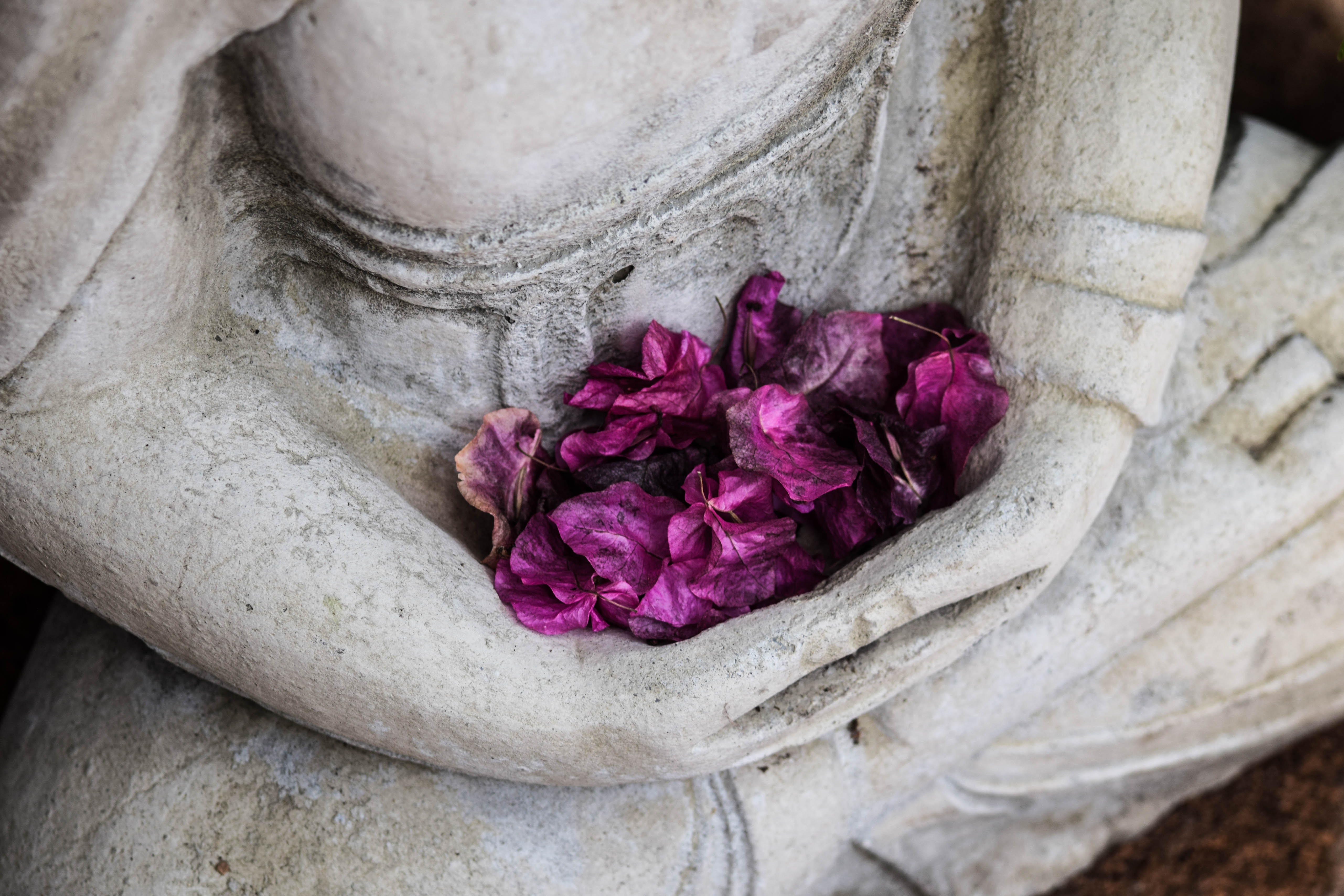 Buddha mit Blumen