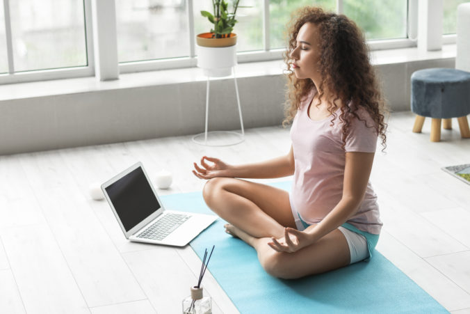 Schwangere frau macht Yoga