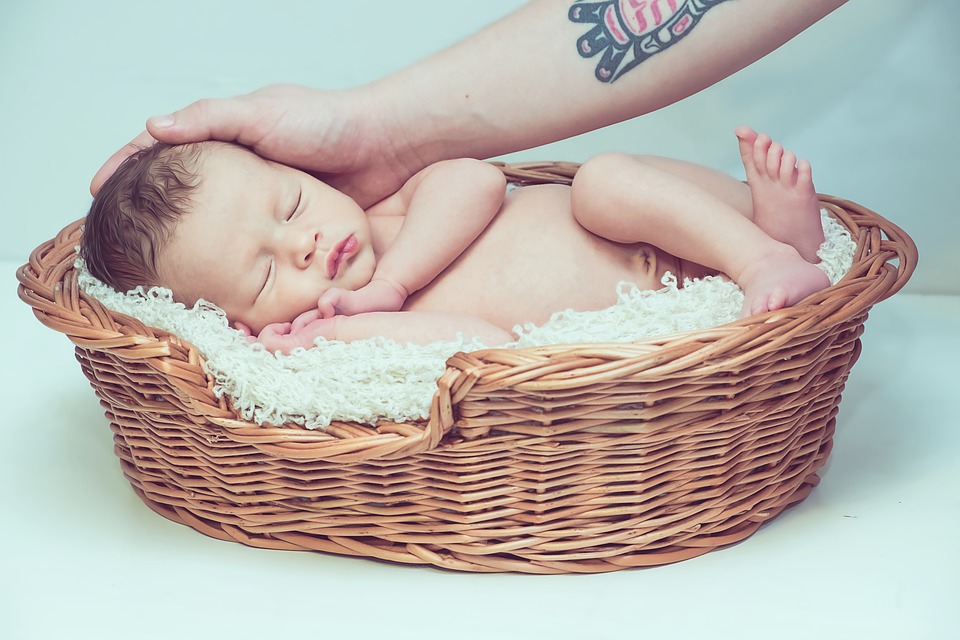 Baby im Körbchen beim Fotoshooting