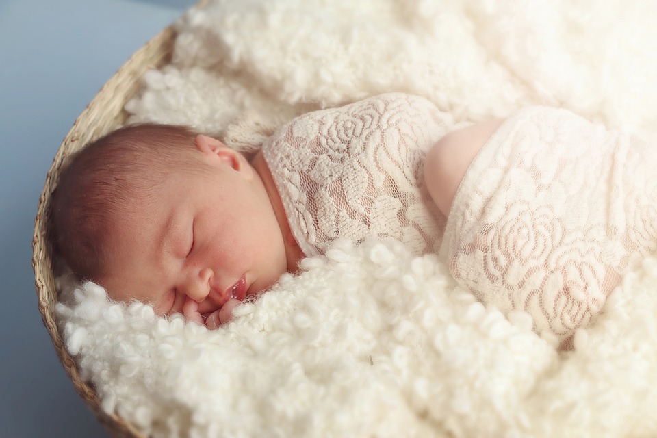 Baby auf Lammfell beim Newborn Shooting