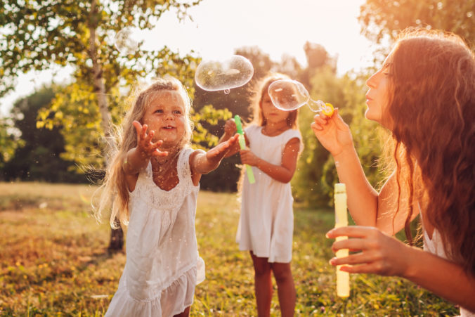 Kinder machen Seifenblasen 