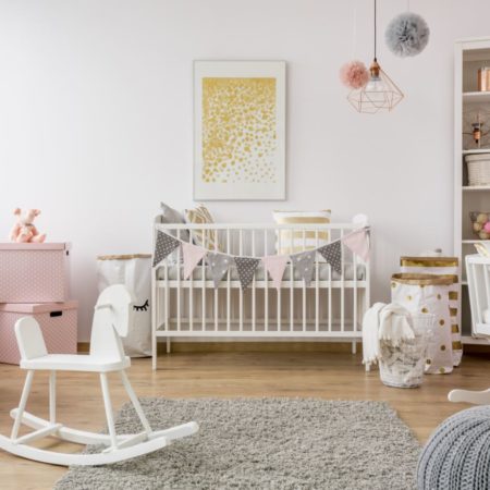 Babyzimmer in rosa und pastelltönen