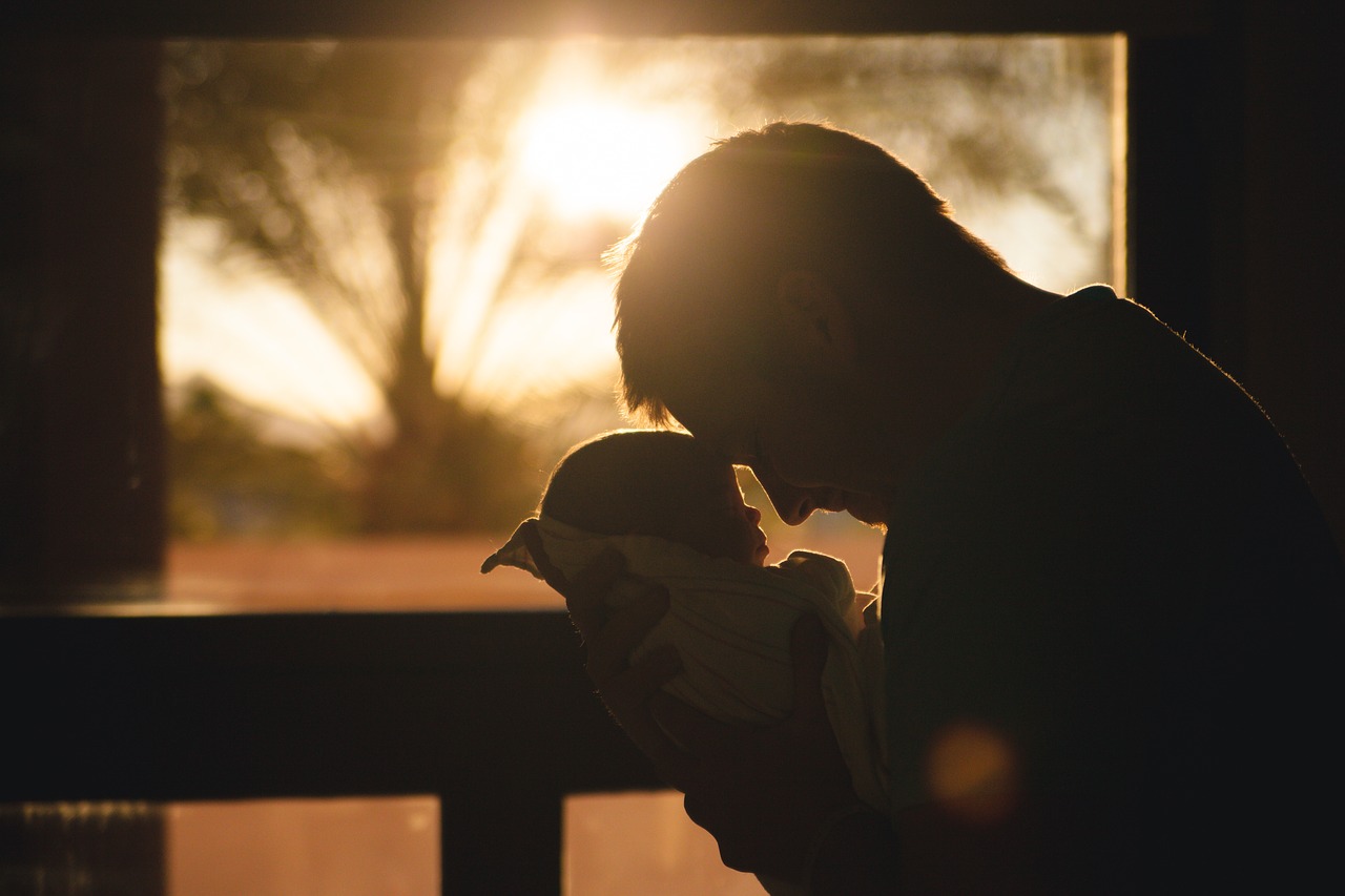 Vater kuschelt mit Baby