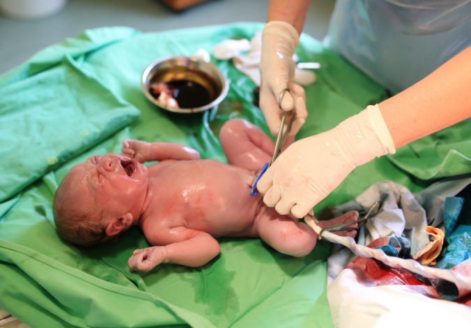 Frisch geborenes Kind auf dem Krankenhaustisch