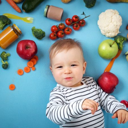 Kind mit Obst und Gemüse