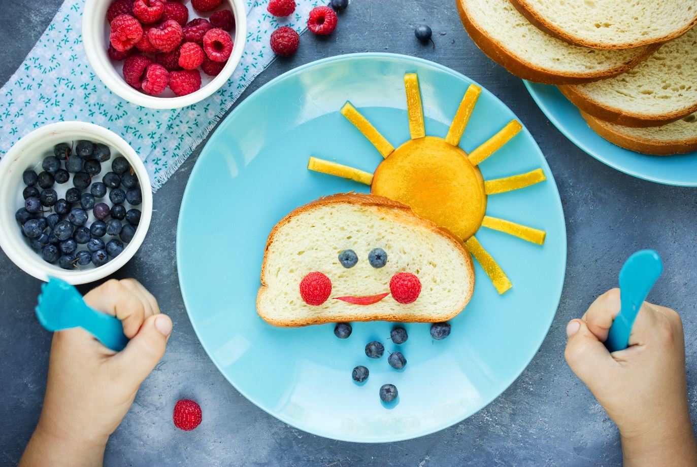 Bunter Teller mit Brot und Obst