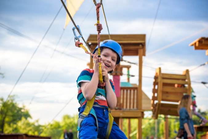 Junge im Kletterpark