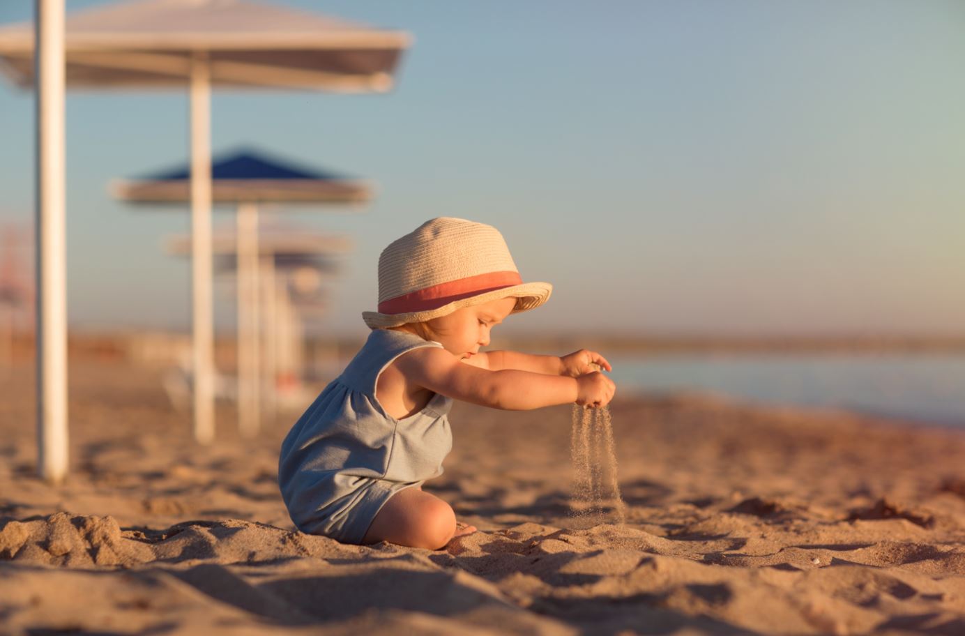 Kind spielt am Strand 