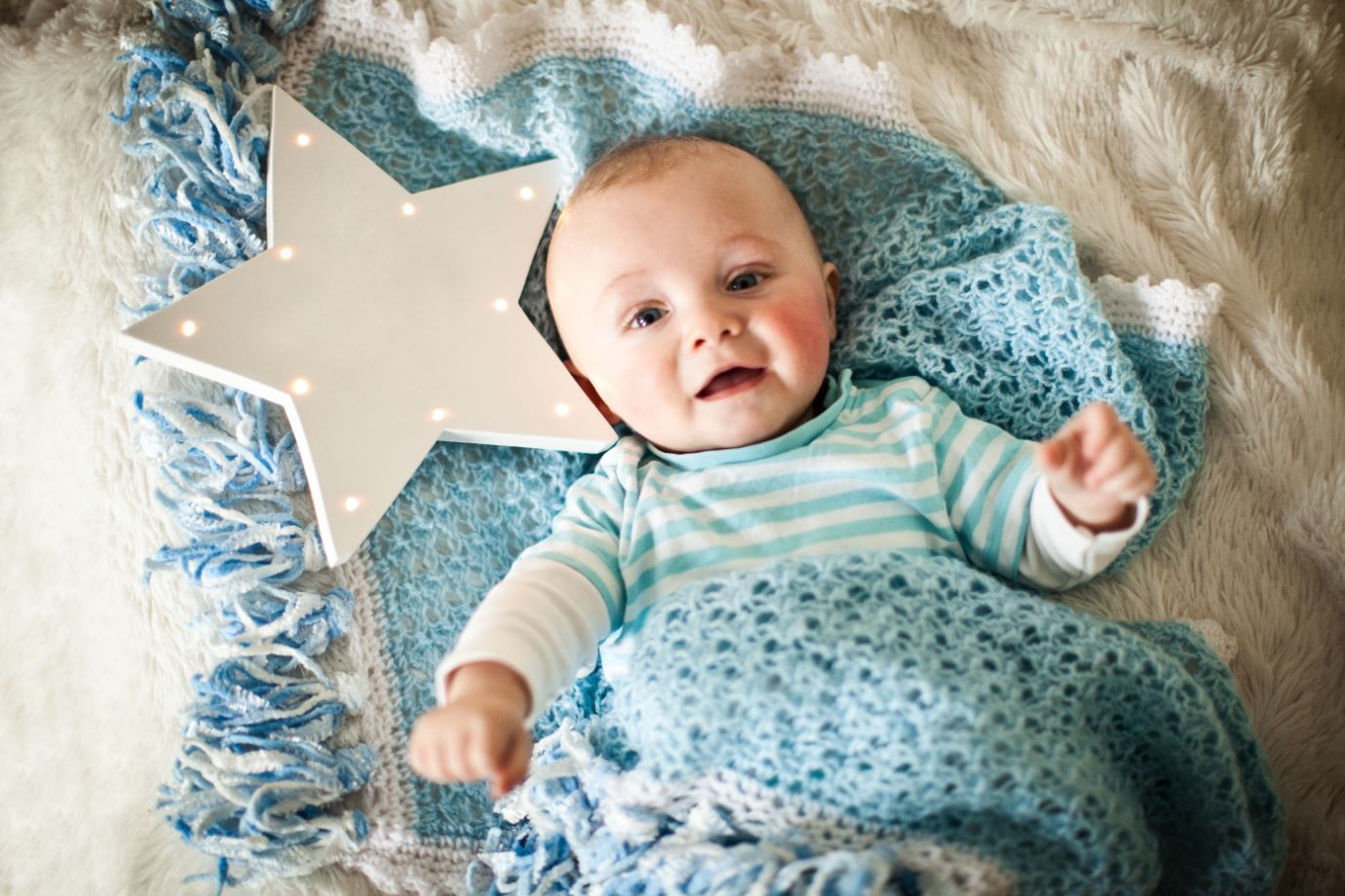 Baby mit Stern-Nachtlicht