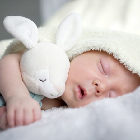Schlafendes Baby mit Kuschelhase