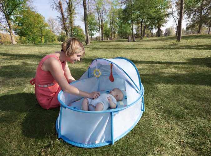 Baby in Baby Reisebett