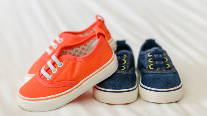 Kinderschuhe in Orange und blau