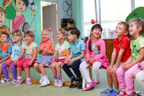 Kindergartenkinder sitzen zusammen