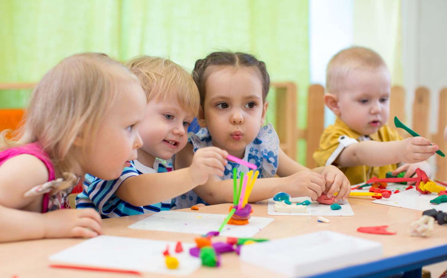 Kinder sitzen zusammen und malen