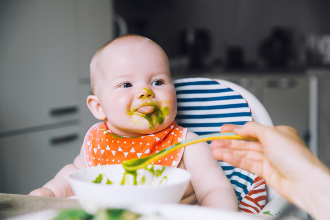 Baby wird mit Brei gefüttert 