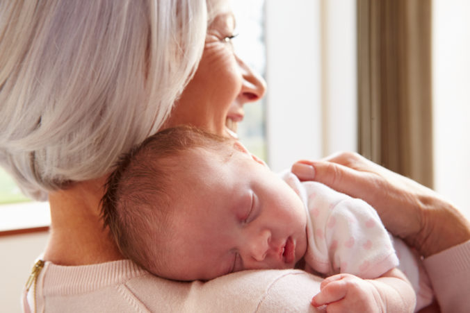 Oma mit BAby auf dem Arm