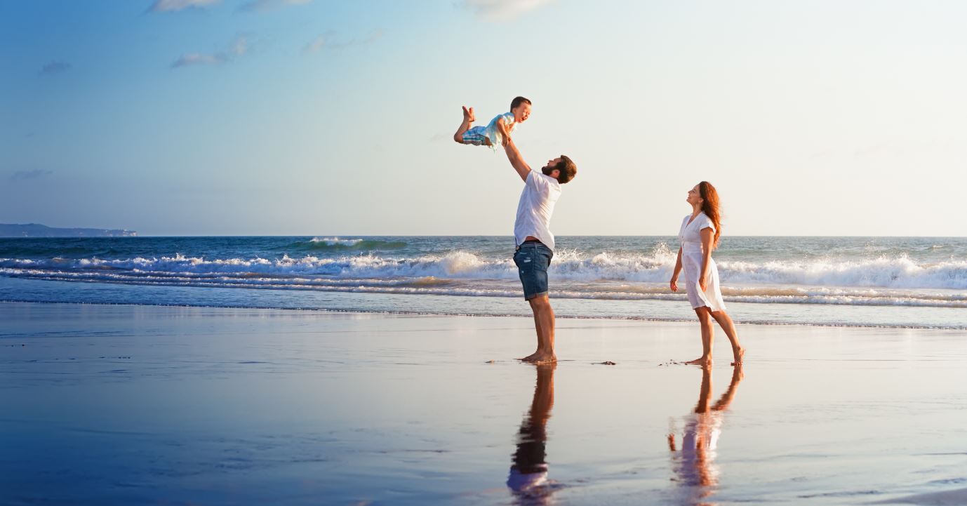 familie am strand adobe stockphotos