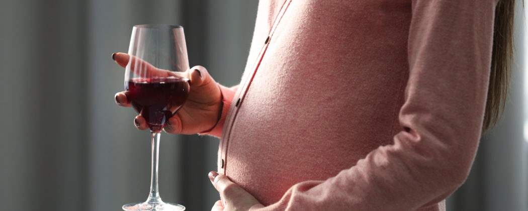 Banner: Alkohol in der Schwangerschaft – Warum das No-Go immer noch umstritten ist