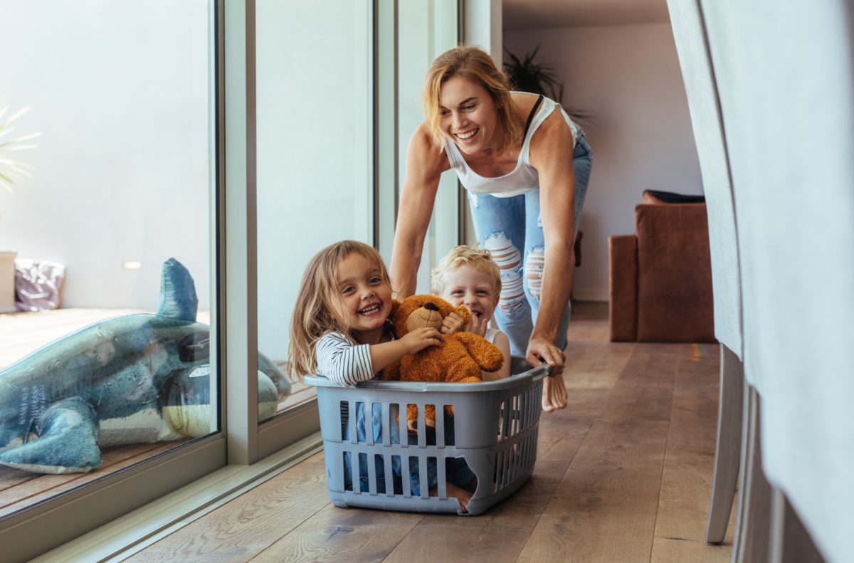 Mama spielt mit in Kindern