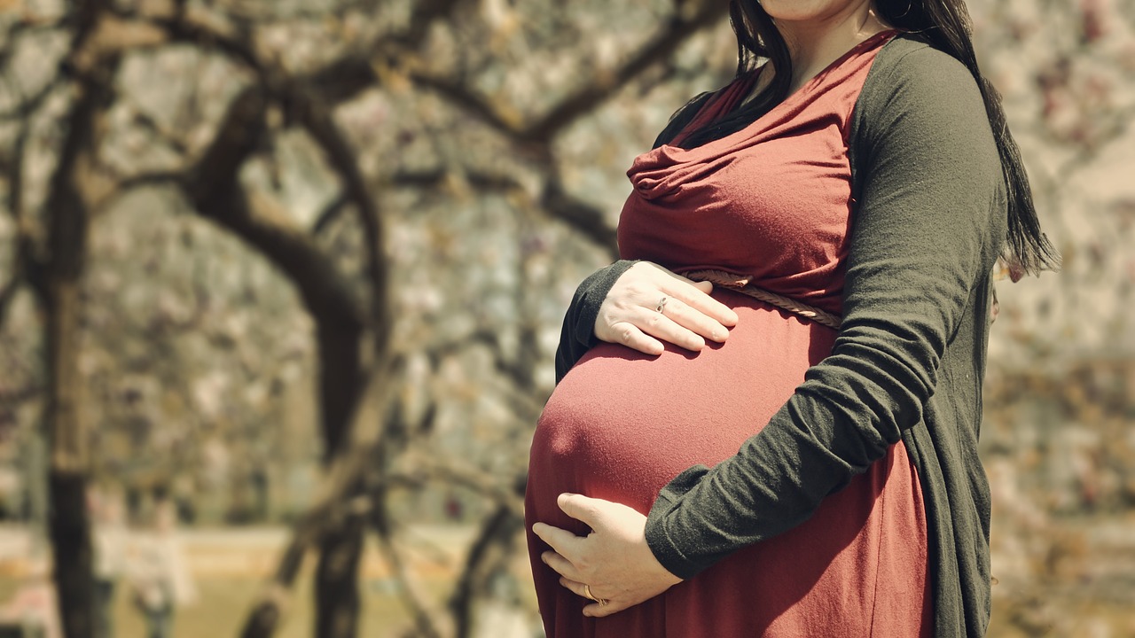 schwangere Frau in rotem kleid