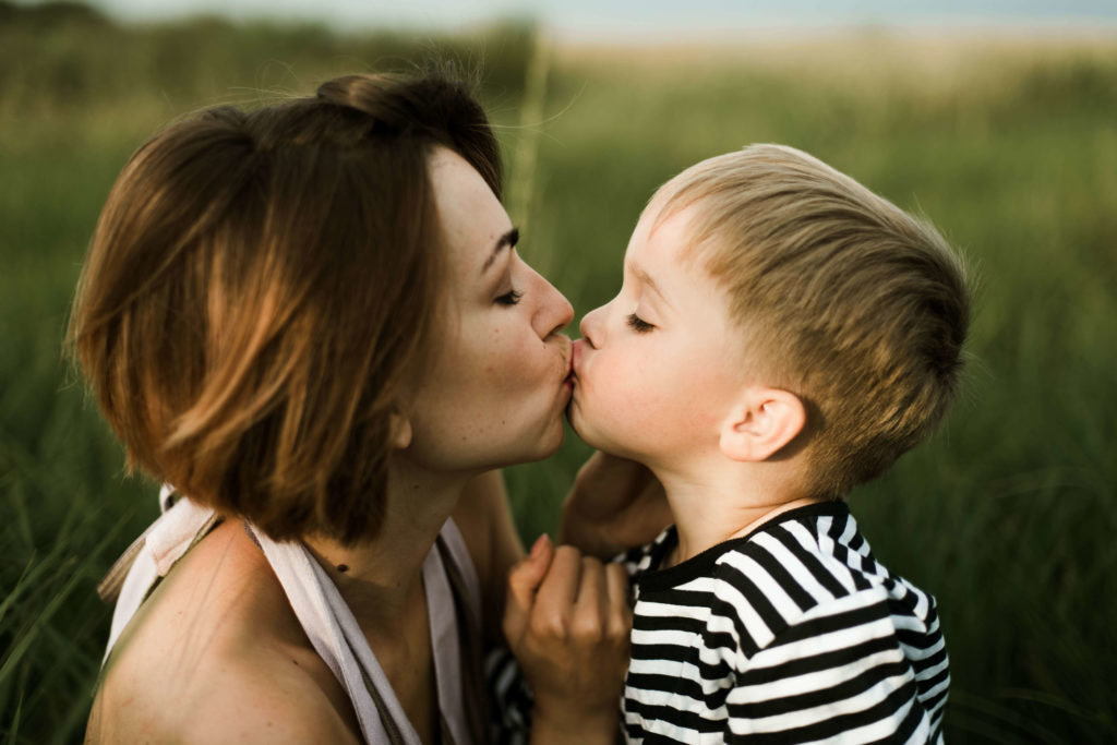 Mami und Sohn geben sich ein Küsschen