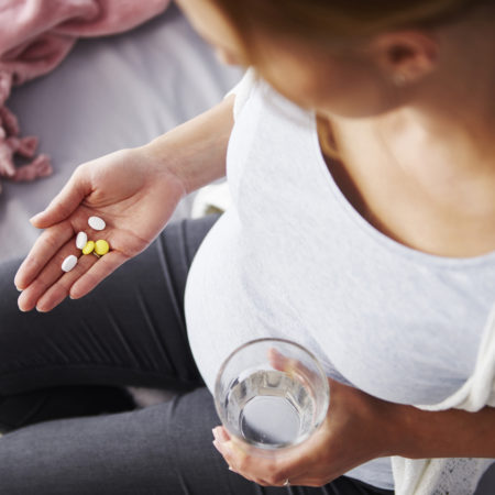 Schwangere mit Tabletten