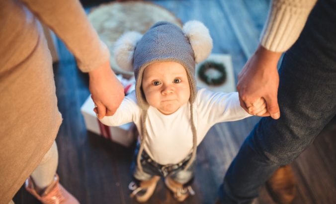 Baby steht vor Geschenk