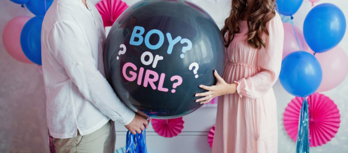 Paar mit Boy or Girl Luftballon