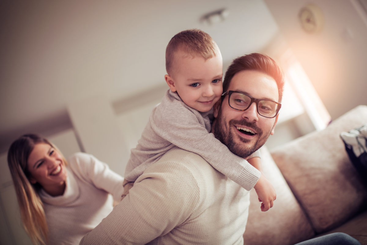 Vater und Mutter spielen mit Kind