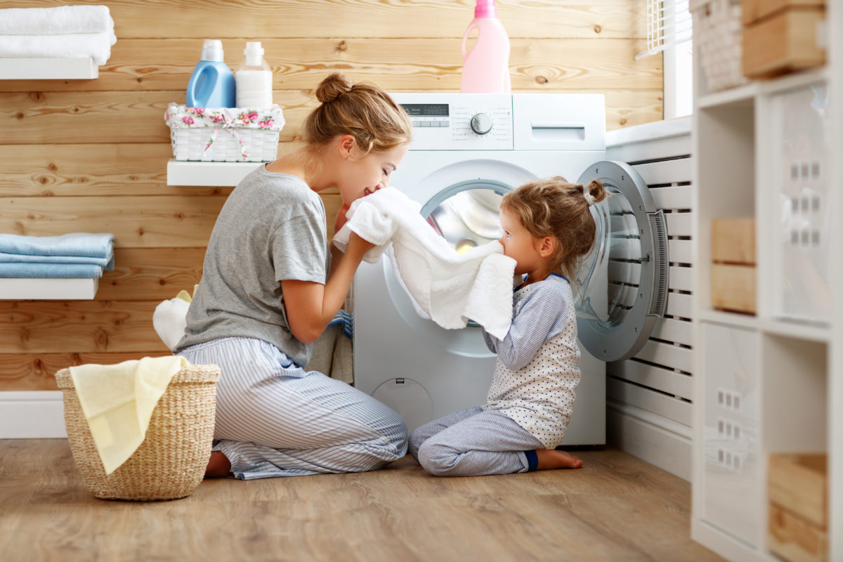 Mutter macht Haushalt mit Tochter