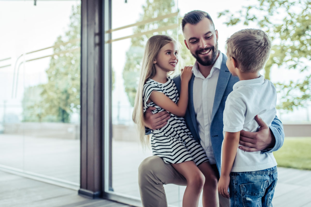 Vater begrüßt seine Kinder