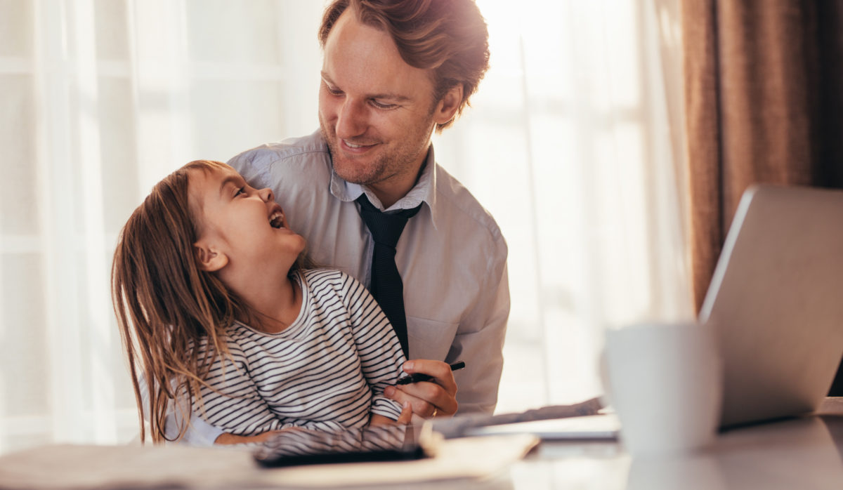 Vater mit Tochter vor Laptop