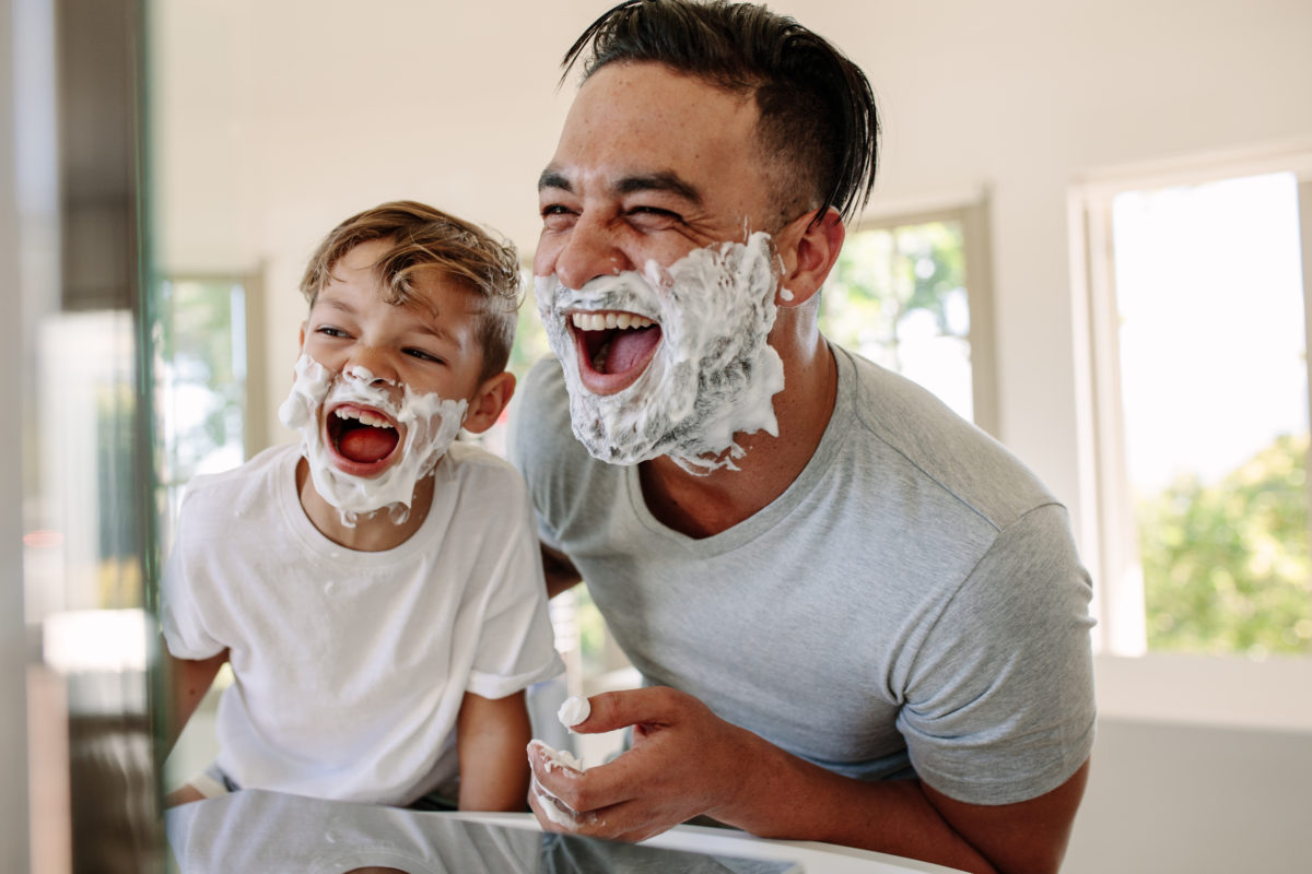 Vater bringt Sohn das rasieren bei