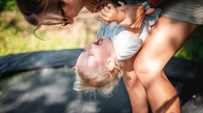 Mama mit Kind auf dem Trampolin