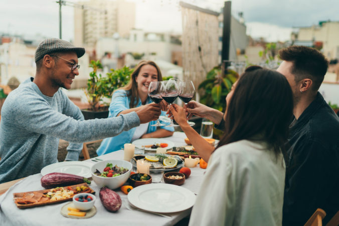 Freunde stoßen mit Wein an