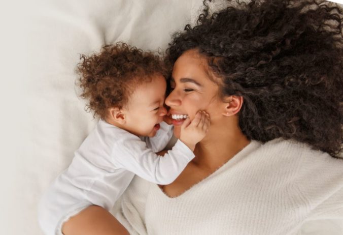 Baby und mama lachen zusammen